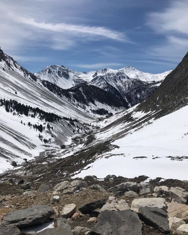 On ne se fatigue pas de la vu ici. One never tires of the view here.
#view #vue #vuedici #montagne #jolievue #mountainlandscapes #alpes #alps #nevache #wishyouwerehere