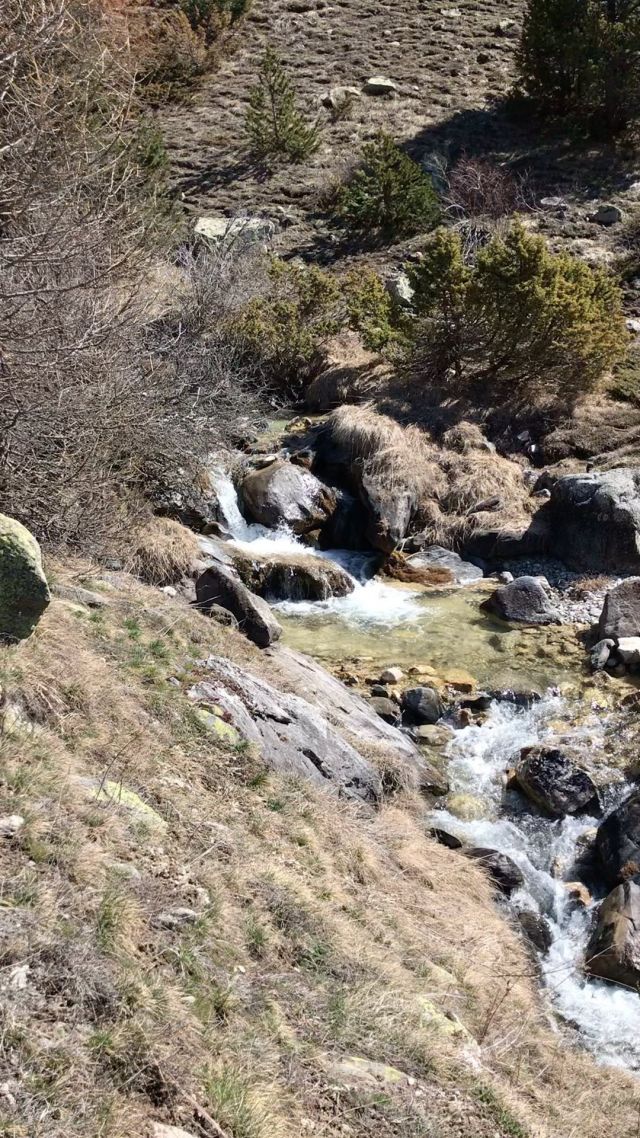 L’eau du printemps qui nous rappelle que la vie est belle. Spring runoff that reminds us that life is good.
#springrunoff #spring #springspring #mountainwater #leaudesmontagnes #montagne #printemps #leau #water #stream #torrent #source #lifeisgood #lavieestbelle #nevache #alpes #alps #intersaison